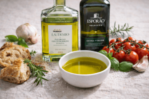 Extra vierge olijfolie met brood, tomaten en mediterrane ingrediënten als inspiratie voor koken met premium olijfolie